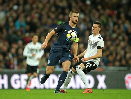 10.11.2017, Fussball Länderspiel, England - Deutschland, in Wembley National Stadium London. v.l. Eric Dier (England) gegen Julian Draxler (Deutschland)