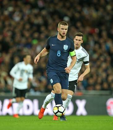 10.11.2017, Fussball Länderspiel, England - Deutschland, in Wembley National Stadium London. v.l. Eric Dier (England) gegen Julian Draxler (Deutschland)