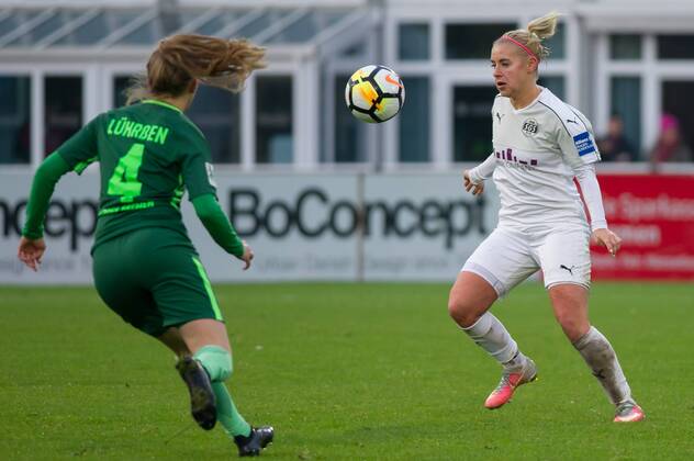 v.li.: Nina Lührßen (Luehrssen, SV Werder Bremen, 4), Ina Lehmann (SGS Essen, 21) am Ball, Aktion, Action, Fussball, Allianz Frauen-Bundesliga, SV Werder Bremen - SGS Essen,