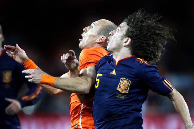 wk2010 wk 2010 , johannesburg 11-07-2010 soccer city stadion , wk finale nederland - spanje 0-1 na verlenging arjen robben en carles puyol nederland - spanje