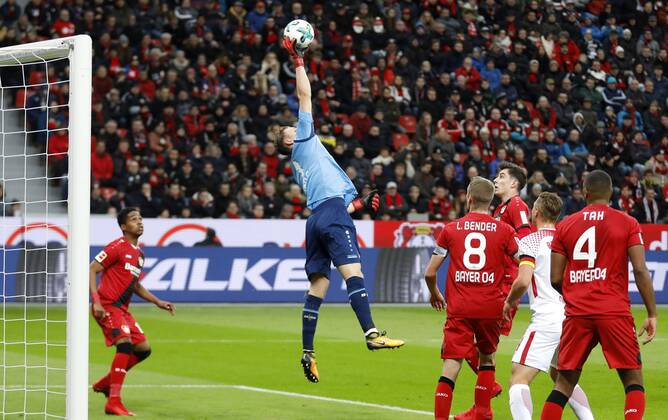 Leverkusen, Bayarena, 18.11.17: Torwart Bernd Leno (Bayer 04 Leverkusen) bei einer Parade im Spiel der 1. Bundesliga zwischen Bayer 04 Leverkusen vs. RB Leipzig in der Saison 2017 2018.