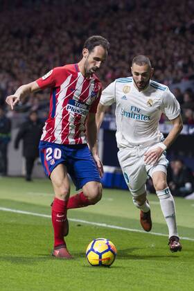Fußball, Atletico Madrid - Real Madrid Atletico de Madrid Juanfran Torres and Real Madrid Karim Benzema during La Liga match between Atletico de Madrid and Real Madrid at Wanda Metropolitano in Madrid, Spain. November 18, 2017. (20171118003)
