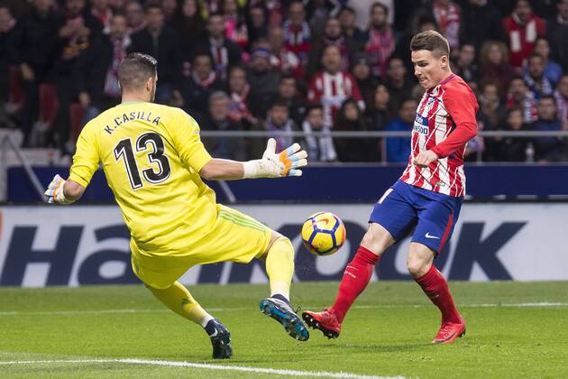 Fußball, Atletico Madrid - Real Madrid Atletico de Madrid Kevin Gameiro and Real Madrid Kiko Casilla during La Liga match between Atletico de Madrid and Real Madrid at Wanda Metropolitano in Madrid, Spain. November 18, 2017. (20171118031)