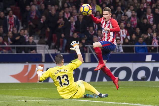Fußball, Atletico Madrid - Real Madrid Atletico de Madrid Kevin Gameiro and Real Madrid Kiko Casilla during La Liga match between Atletico de Madrid and Real Madrid at Wanda Metropolitano in Madrid, Spain. November 18, 2017. (20171118032)