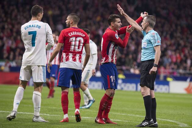 Fußball, Atletico Madrid - Real Madrid Atletico de Madrid Yannick Carrasco and Lucas Hernanez talking to the referee and Real Madrid XXX during La Liga match between Atletico de Madrid and Real Madrid at Wanda Metropolitano in Madrid, Spain. November 18, 2017. (20171118034)