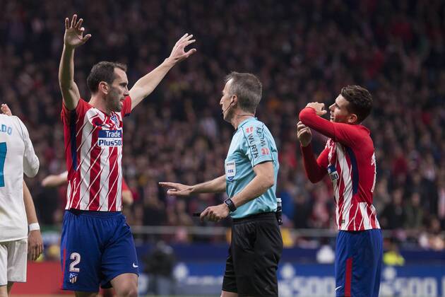 Fußball, Atletico Madrid - Real Madrid Atletico de Madrid Diego Godin talking with the referee during La Liga match between Atletico de Madrid and Real Madrid at Wanda Metropolitano in Madrid, Spain. November 18, 2017. (20171118035)