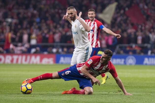 Fußball, Atletico Madrid - Real Madrid Atletico de Madrid Koke Resurreccion and Real Madrid Karim Benzema during La Liga match between Atletico de Madrid and Real Madrid at Wanda Metropolitano in Madrid, Spain. November 18, 2017. (20171118024)