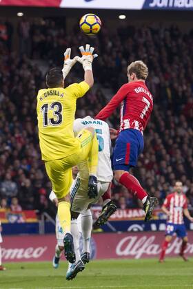 Fußball, Atletico Madrid - Real Madrid Atletico de Madrid Antoine Griezmann and Real Madrid Kiko Casilla during La Liga match between Atletico de Madrid and Real Madrid at Wanda Metropolitano in Madrid, Spain. November 18, 2017. (20171118029)