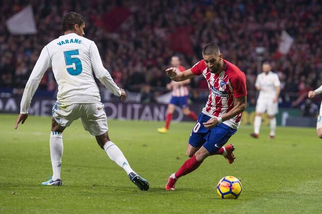 Fußball, Atletico Madrid - Real Madrid Atletico de Madrid Yannick Carrasco and Real Madrid Raphael Varane during La Liga match between Atletico de Madrid and Real Madrid at Wanda Metropolitano in Madrid, Spain. November 18, 2017. (20171118030)