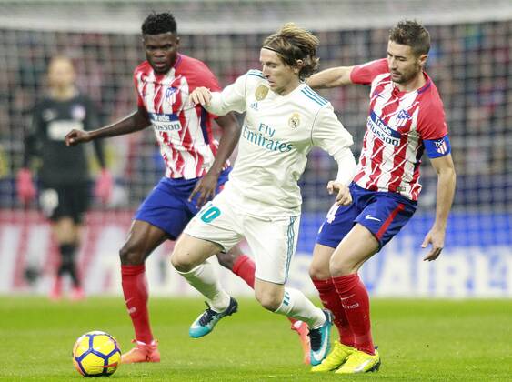 Fußball, Atletico Madrid - Real Madrid Atletico de Madrid s Thomas Partey (l) and Gabi Fernandez(r) and Real Madrid CF s Luka Modric during La Liga match. November 18,2017. (20171118243)