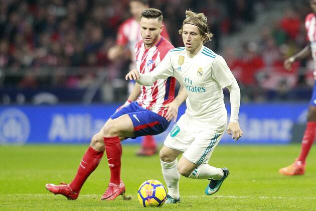 Fußball, Atletico Madrid - Real Madrid Atletico de Madrid s Saul Niguez (l) and Real Madrid CF s Luka Modric during La Liga match. November 18,2017. (20171118246)