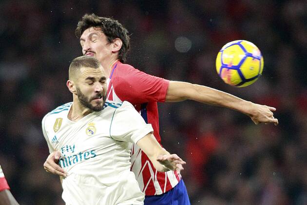 Fußball, Atletico Madrid - Real Madrid Atletico de Madrid s Stefan Savic (r) and Real Madrid CF s Karim Benzema during La Liga match. November 18,2017. (20171118249)