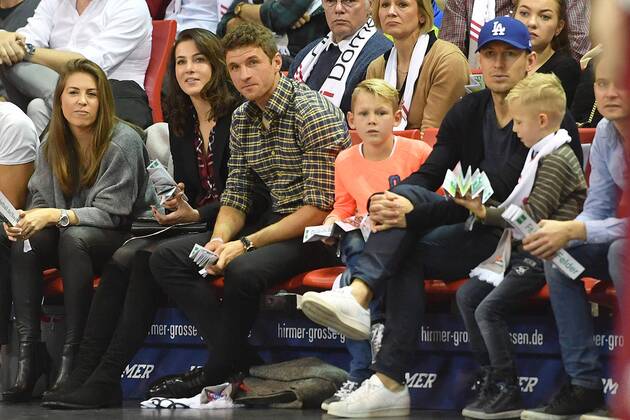 Thomas MUELLER (MÜLLER,Bayern Muenchen) mit Ehefrau Lisa,Arjen ROBBEN (Bayern Muenchen) mit seinen Soehnen. Basketball 1.Bundesliga FC Bayern Muenchen-Brose Bamberg. am 19.11..2017,A U D I D O M E.