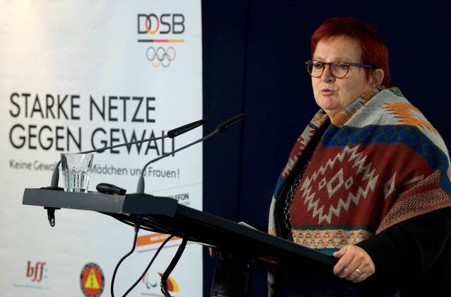 DOSB Berlin 20.11.2017 Deutscher Olympischer Sportbund Preisverleihung STARKE NETZE GEGEN GEWALT Bundesministerium Familie, Senioren,Frauen und Jugend Glinkastrasse Elke FERNER Parlamentarische Staatssekretärin Bundesministerium Familie, Senioren,Frauen und Jugend