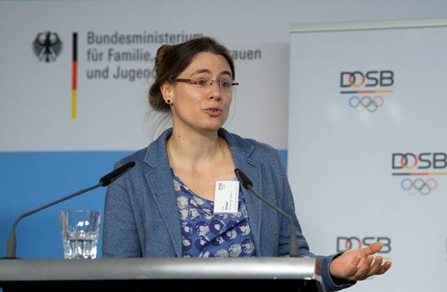DOSB Berlin 20.11.2017 Deutscher Olympischer Sportbund Preisverleihung STARKE NETZE GEGEN GEWALT Bundesministerium Familie, Senioren,Frauen und Jugend Glinkastrasse Laudatio 3 Platz Katja GRIEGER Geschäftsführerin des Bundesverband Frauenberatungsstellen und Frauennotrufe