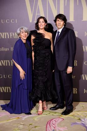 Spanish tennis player Garbine Muguruza (C) poses with her mother (L) as she arrives for the Vaniti Fair gala during which she received the Personality of the Year award, in Madrid, Spain, on 21 November 2017 (issued on 22 November). Muguruza receives the Personality of the Year Award given by Vanity Fair !ACHTUNG: NUR REDAKTIONELLE NUTZUNG!  Copyright: xKikoxHuescax GRAF3720 20171122-636469411797422652