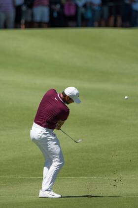 SYDNEY, AUSTRALIA - NOVEMBER 23: Jason Day (AUS) hits his approach shot at Round 1 of the 102nd Australian Open Golf Championship on November 23, 2017 at The Australian Golf Club in Sydney, Australia. (Photo by Steven Markham Icon Sportswire) GOLF: NOV 23 The Emirates Australian Open Golf Championship - First Round Icon1711230231 EDITORIAL USE ONLY