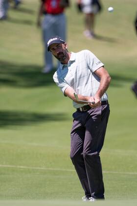 SYDNEY, AUSTRALIA - NOVEMBER 23: Geoff Ogilvy (AUS) hits his approach shot at Round 1 of the 102nd Australian Open Golf Championship on November 23, 2017 at The Australian Golf Club in Sydney, Australia. (Photo by Steven Markham Icon Sportswire) GOLF: NOV 23 The Emirates Australian Open Golf Championship - First Round Icon1711230333 EDITORIAL USE ONLY