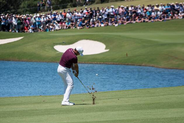 SYDNEY, AUSTRALIA - NOVEMBER 23: Jason Day (AUS) hits his approach to the final hole at Round 1 of the 102nd Australian Open Golf Championship on November 23, 2017 at The Australian Golf Club in Sydney, Australia. (Photo by Steven Markham Icon Sportswire) GOLF: NOV 23 The Emirates Australian Open Golf Championship - First Round Icon1711230504 EDITORIAL USE ONLY