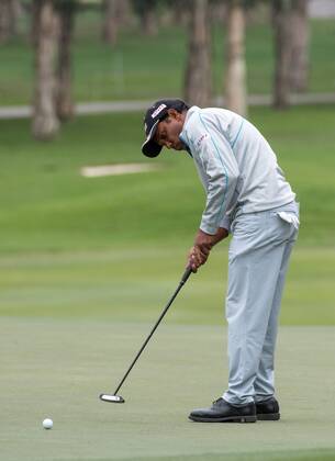 November 25, 2017 - Hong Kong, Hong Kong SAR, CHINA - HONG KONG SAR,CHINA: November 25,2017. Day 3 of the UBS Hong Kong Open Golf at Hong Kong Golf Club Fanling. India s Shiv Shankar Prasad Chawrasia enters the final round on 10 under par. Though his 3rd round was average, he has consistently held the lead.Chawrasia on the 10th green Day 3 of the UBS Hong Kong Open Golf - ZUMAr144 20171125_zap_r144_002 Copyright: xJaynexRussellx