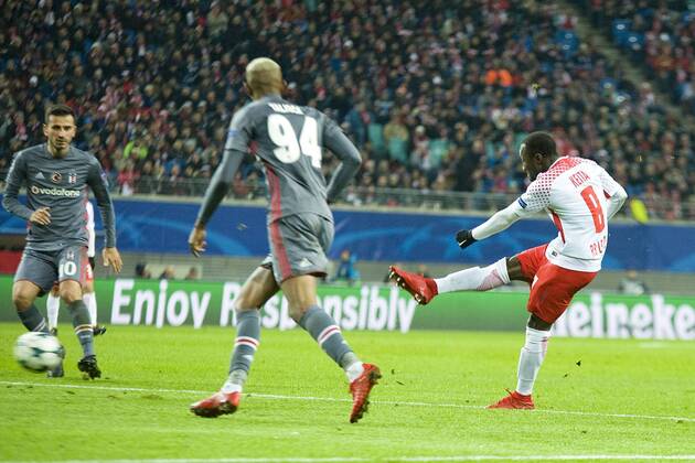 Fußball-Champions-League 2017 2018, Gruppenphase, 6. Spieltag RB Leipzig - Besiktas Istanbul (06.12.2017) Torschuss von Naby Keita (RBL re.) Leipzig Sachsen Deutschland