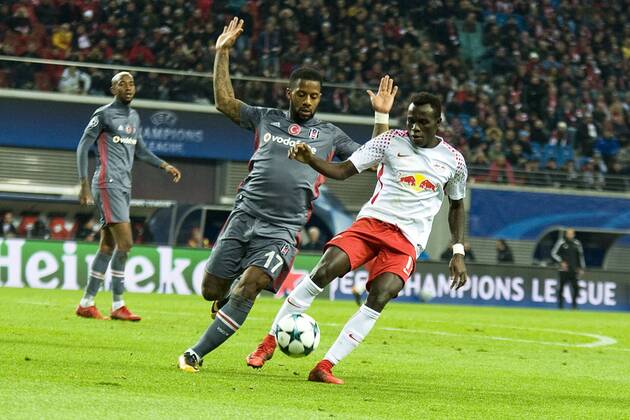 Fußball-Champions-League 2017 2018, Gruppenphase, 6. Spieltag RB Leipzig - Besiktas Istanbul (06.12.2017) Zweikampf um den Ball zwischen Bruma (RBL re.) und Jeremain Lens (Istanbul li.) Leipzig Sachsen Deutschland