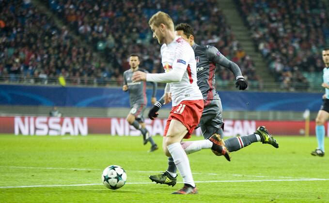 Fußball-Champions-League 2017 2018, Gruppenphase, 6. Spieltag RB Leipzig - Besiktas Istanbul (06.12.2017) Timo Werner (RBL li.) am Ball im Lauzfduell mit Matej Mitrovic (Istanbul) Leipzig Sachsen Deutschland