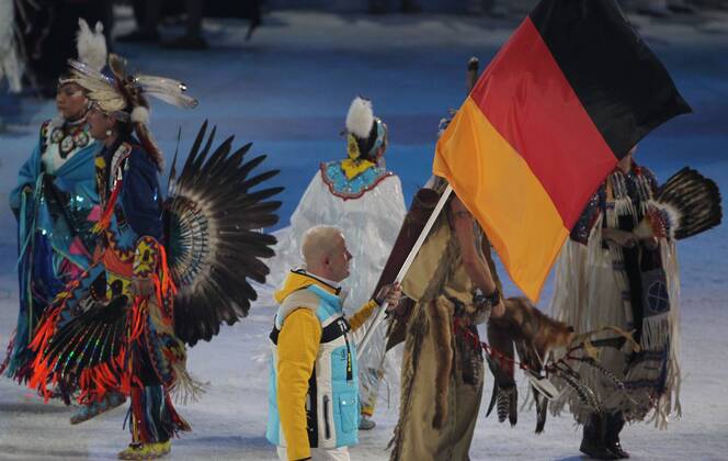 Eröffnungsfeier der XXI. Olympischen Winterspiel in Vancouver Andre Lange trägt die Deutsche Fahne, Vancouver Kanada