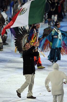 Eröffnungsfeier der XXI. Olympischen Winterspiel in Vancouver Hubertus von Hohenlohe trägt die Fahne von Mexiko, Vancouver Kanada
