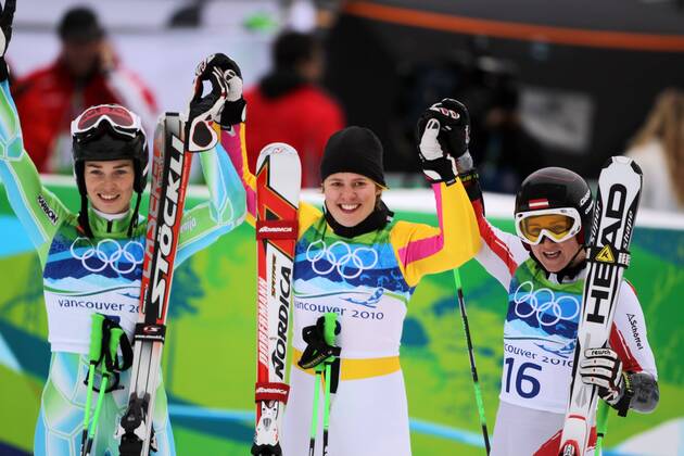 Viktoria Rebensburg ist Olmypiasiegerin im Riesenslalom Die Sieger von links: Tina Maze , Viktoria Rebensburg , Elisabeth Goergl aufgenommen bei den Olympischen Spielen in Whistler Mountain - Olympic Games Olympische Spiele Olympia OS Ladies Giant Slalom Alpine Skiing, Whistler Mountain British Columbia Kanada