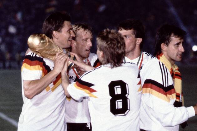 Fussball Weltmeisterschaft 1990 in Italien Endspiel Deutschland - Argentinien 1 : 0 Jubel bei der Deutschen Mannschaft mit dem Weltpokal von links: Klaus Augenthaler, Andreas Brehme, Thomas H?ßler, Lothar Matth?us, Pierre Littbarski, Rom Italien