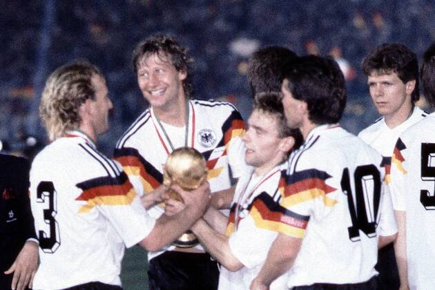 Fussball Weltmeisterschaft 1990 in Italien Endspiel Deutschland - Argentinien 1 : 0 Jubel bei der Deutschen Mannschaft mit dem Weltpokal von links: Andreas Brehme, Guido Buchwald Thomas H?ßler, Lothar Matth?us, Pierre Littbarski, Andreas M?ller, Rom Italien