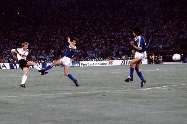 Fussball Weltmeisterschaft 1990 in Italien Endspiel Deutschland - Argentinien 1 : 0 Andreas Brehme schiesst auf das Tor der Argentinier, Rom Italien