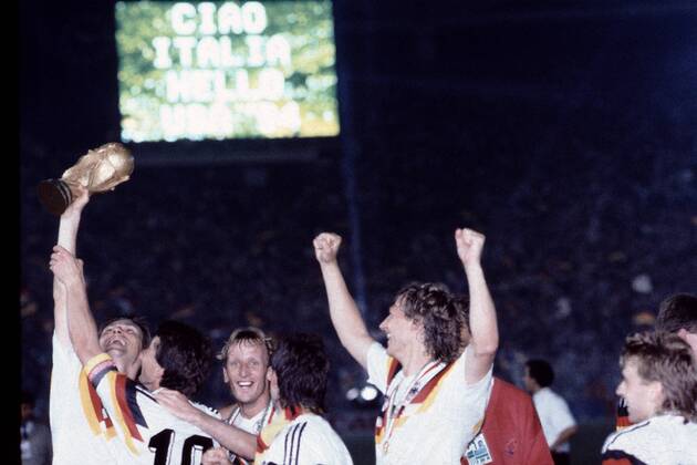 Fussball Weltmeisterschaft 1990 in Italien Endspiel Deutschland - Argentinien 1 : 0 Die deutsche Mannschaft jubelt mit dem Weltpokal in den H?nden von links: Klaus Augenthaler, Lothar Matth?us, Andreas Brehme, Guido Buchwald, Rom Italien