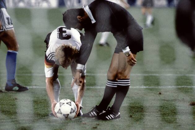 Fussball Weltmeisterschaft 1990 in Italien Endspiel Deutschland - Argentinien 1 : 0 Elfmeter f?r Deutschland - Andreas Brehme legt den Ball zurecht - der Schiedsrichter deutet auf den Elfmeterpunkt, Rom Italien