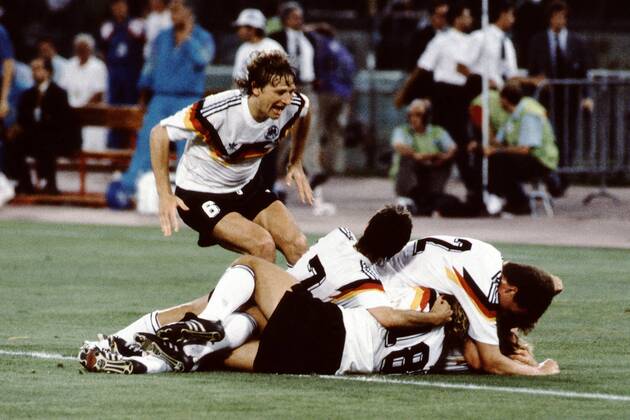 Fussball Weltmeisterschaft 1990 in Italien Endspiel Deutschland - Argentinien 1 : 0 Jubel nach dem 1: 0 - Guido Buchwald, am Boden Pierre Littbarski, Berthold, Kohler darunter Andreas Brehme, Rom Italien