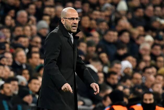 06.12.2017, xfux, Fussball Champions League, Real Madrid - Borussia Dortmund, emspor, v.l. Trainer Peter Bosz (Borussia Dortmund) enttaeuscht, enttaeuscht schauend, dissapointed gibt Anweisungen, gestikuliert, mit den Armen gestikulieren gives instructions, gesticulate, gesticolando. Madrid