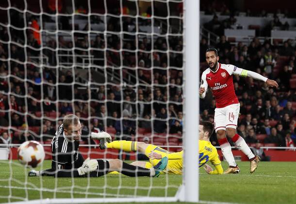 Arsenal s Theo Walcott scoring his sides second goal during the Europa League Group H match at The Emirates Stadium, London. Picture date: December 7th 2017. Picture credit should read: David Klein Sportimage EDITORIAL USE ONLY. No use with unauthorised audio, video, data, fixture lists, club league logos or live services. Online in-match use limited to 120 images, no video emulation. No use in betting, games or single club league player publications.