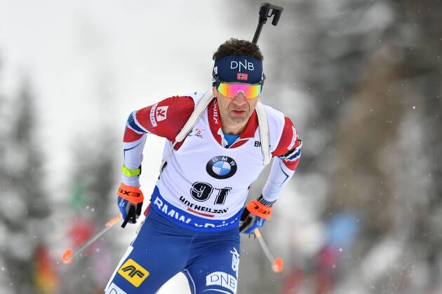 Ole Einar BJOERNDALEN (NOR), Aktion,Einzelbild,angeschnittenes Einzelmotiv,Halbfigur,halbe Figur. 10 km Sprint der Herren,Maenner. IBU Biathlon Weltcup 2017 am 08.12.2017 in Hochfilzen Pillersse,Saison 2017 18.