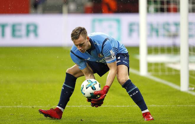 Leverkusen, Bayarena, 13.12.17: Torwart Bernd Leno (Bayer 04 Leverkusen) am Ball im Spiel der 1. Bundesliga zwischen Bayer 04 Leverkusen vs. Werder Brmen in der Saison 2017 2018.
