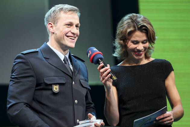 Felix Verleihung NRW Sportler des Jahres 2017 Duesseldorf, 15.12.2017 Der NRW Sportler des Jahres, Max Rendschmidt (Kanu) und Moderatorin Anke Feller bei der Felix Verleihung NRW Sportler des Jahres 2017 am 15.12.2017 in der Mitsubishi Electric Halle in Duesseldorf (Nordrhein-Westfalen).