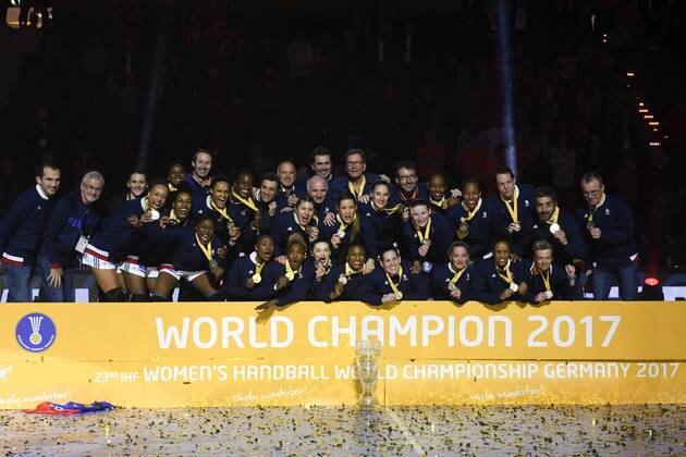 Handball, WM, Damen, Siegerehrung GER, IHF WM 2017, Finale, Frankreich vs Norwegen 17.12.17, Barcleycard Arena Hamburg, GER, IHF WM 2017, Finale, Frankreich vs Norwegen, im Bild die Franzoesische Mannschaft jubelt ueber den Weltmeistertitel und den Sieg