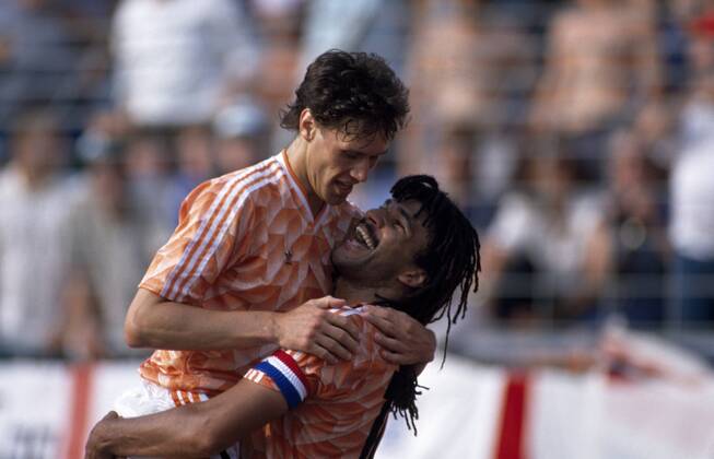 Fußball, EM Finale 1988 in München, Niederlande - Sowjetunion 2:0 zwei von so vielen überragenden niederländischen Fußballern rechts Ruud Gullit und links Marco van Basten hier beim Sieg der Niederlande bei der siegreichen EM 1988 Gullit wurde 1962 in Amsterdam geboren als Sohn surinamischer Einwandererer erhielt wegen seiner Haarpracht den Beinamen schwarze Tulpe und spielte mit !9 erstmals frür die Niederlande er spiele von 1981 für das Nationalteam und für Cubs spielte er 82 bis 85 für Feyenoord Rotterdam 85 bis 87 für PSV Eindhoven und 87 bis 93 AC Mailand und 93 bis 94 für Sampdoria Genua + 94 95 bei Vertrag mit AC Mailand als Leihe für Sampdoria Genua + 95 bis 98 für Chelsea + 96 bis 98 als Spieler-Trainer für Chelsea Trainer war er danach auch 98-99 bei Newcastle United + 2003-2004 Niederlande U19 + 2004 Niederlande Nationalmannschaft + 2004-2005 Feyenoord Rotterdam + 2007-2008 L.A.Galaxy + 2017 Niederlande Nationalmannschaft als Co-Trainer1987 war er Weltfußballer des Jahres und EU-Fußballer des Jahres und wedmete die Ehrung dem damals noch inhaftierten Nelson Mandela Marco van Basten gewann zusammen mit Gullit die Europameisterschaft 1988 für die Niederlande als er mit einem physikalisch ein eigentlich unmögliches Tor von der Torauslinie erzielen konnte worüber sich beide im Bild freuen Van Basten war bereits 1986 Europas Torscütze des Jahres mit 37 Toren in 26 Spielen markant ist auch daß er sein erstes Spiel als Profi für Ajax Amsterdam als Einwechselspiele für Johan Cruyff spielte in 1982 ebenso wie Gullit wurde auch Van Basten Nationaltrainer der Niederlande war aber nicht sehr erfolgreich