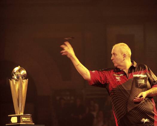 01 01 2018. London, United Kingdom. World Darts Championships Final between 2 Englishmen Phil Taylor-Rob Cross. It is Taylors last championships which he has won over 30 years,before he retires, it is Rob Cross first Championship final.Alexandra Palace. Phil Taylor throws his dart with at left the Sid Waddell trophy which the winner will receive.  xMAXxNASHx IIM-16696-0002