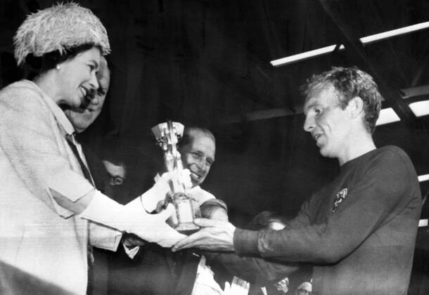 Fußball, WM 1966, Finale in Wembley, England - Deutschland 4-2 n.V. Queen presents cup to England s Captain. Britiain s Queen Elizabeth II is pictured presenting the Jules Rimet World Cup Trophy to England s Captain Bobby Moore, after England defeated West Germany in the final of the World Cup Tournament at Wembley Stadium today. England won 4-2. 30 July 1966, Wembley London United Kingdom England Copyright: Topfoto  !ACHTUNG AUFNAHMEDATUM GESCHÄTZT! UnitedArchives1398864