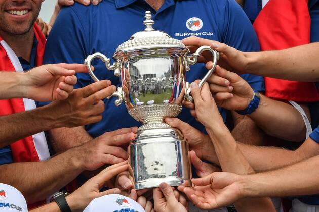 (180114) -- KUALA LUMPUR, Jan. 14, 2018 -- Members of Team Europe pose with the trophy after winning the EurAsia Cup 2018 at the Glenmarie Golf and Country Club in Kuala Lumpur, Malaysia, on Jan. 14, 2018. Team Europe won 14-10. ) (SP)MALAYSIA-KUALA LUMPUR-GOLF-EURASIA CUP-FINAL ChongxVoonxChung 