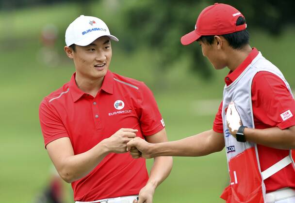 (180114) -- KUALA LUMPUR, Jan. 14, 2018 -- Team Asia s Li Haotong (L) reacts during the EurAsia Cup 2018 at the Glenmarie Golf and Country Club in Kuala Lumpur, Malaysia, on Jan. 14, 2018. Team Europe won 14-10. ) (SP)MALAYSIA-KUALA LUMPUR-GOLF-EURASIA CUP-FINAL ChongxVoonxChung 