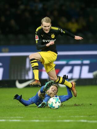 Themen der Woche - SPORT Bilder des Tages Fabian Lustenberger ( Hertha BSC Berlin 28 ) Andre Schuerrle ( Borussia Dortmund 21 ), Hertha BSC Berlin vs. Borussia Dortmund, 1.Bundesliga, Fussball, 19.01.2018, Berlin Copyright: xLanger Eibner-Pressefotox EP_HLR