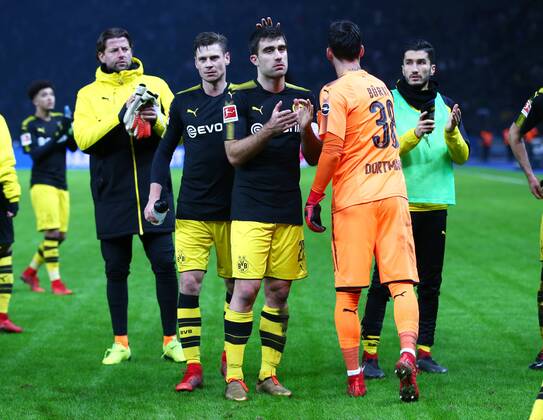 Freitag 19.01.2018, Saison 2017 2018, 1. Bundesliga, 19. Spieltag im Berliner Olympiastadion, Hertha BSC - BVB 09 Borussia Dortmund, Enttäuschung bei den Dortmunder Spielern nach Abpfiff: Roman Weidenfeller (Torwart, BVB), Lukasz Piszczek (BVB), Sokratis Papastathopoulos (BVB), Roman Bürki (Torwart, BVB) und Nuri Sahin (BVB), v.l.