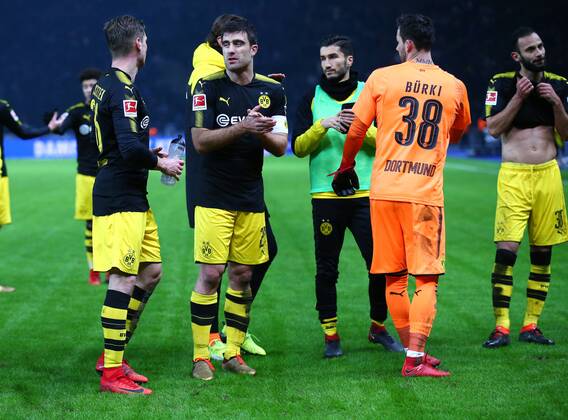 Freitag 19.01.2018, Saison 2017 2018, 1. Bundesliga, 19. Spieltag im Berliner Olympiastadion, Hertha BSC - BVB 09 Borussia Dortmund, Enttäuschung bei den Dortmunder Spielern nach Abpfiff: Lukasz Piszczek (BVB), Sokratis Papastathopoulos (BVB), Nuri Sahin (BVB), Roman Bürki (Torwart, BVB) und Ömer Toprak (BVB), v.l.